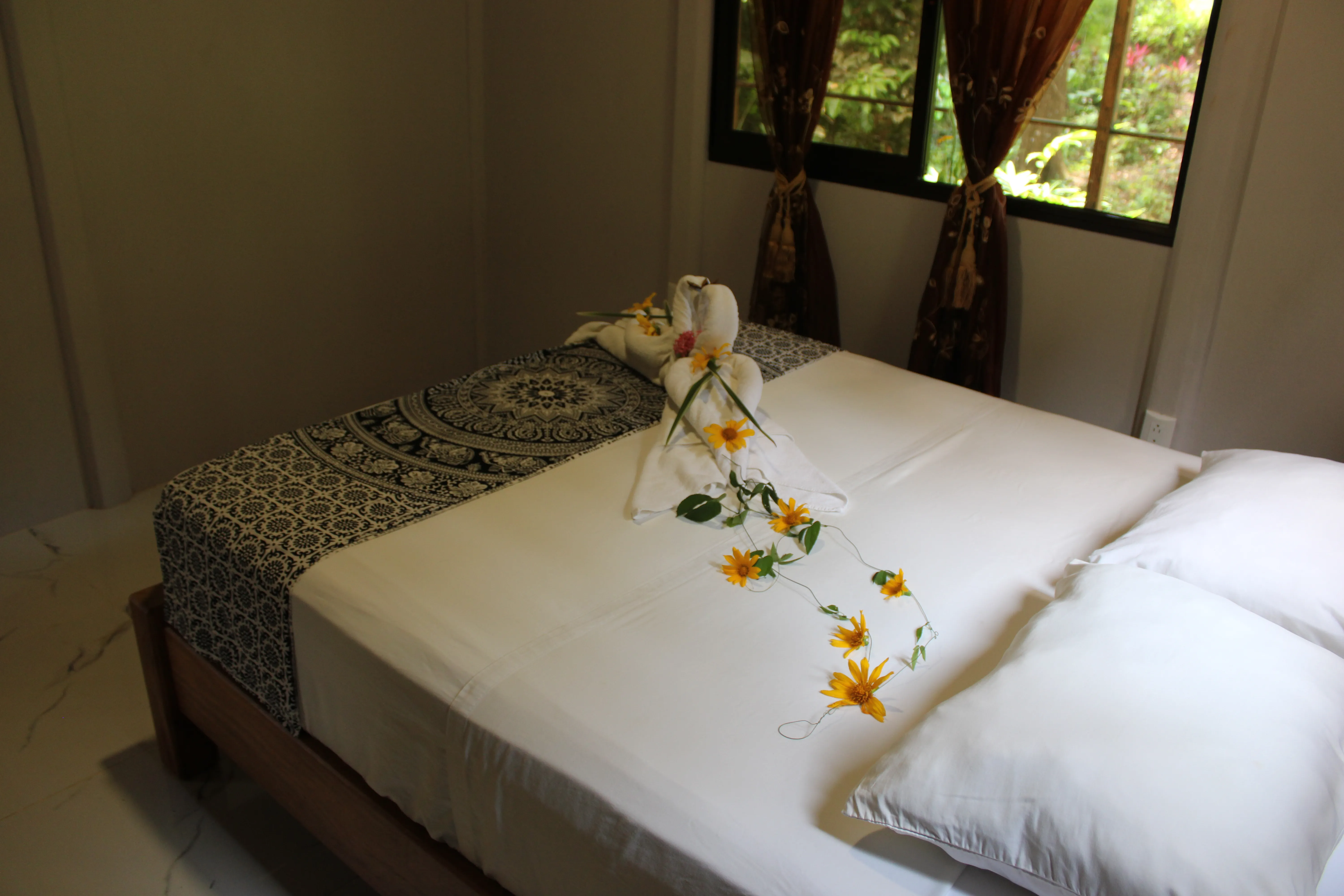 queen bed to accommodate 2 people